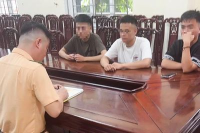 Công an Nghệ An xử phạt 60 trường hợp 'đi bão' vi phạm giao thông