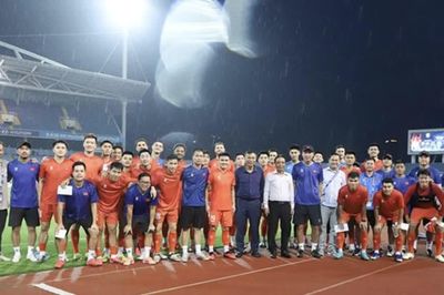Thứ trưởng Bộ VHTT&DL đến động viên tuyển Việt Nam trước trận chung kết ASEAN Cup 2026