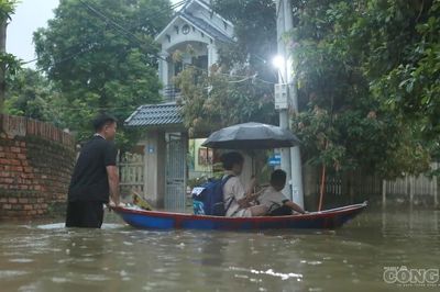 Hà Nội: Cận cảnh 'rốn ngập' ở xã Trung Giã, người dân phải dùng thuyền đi lại