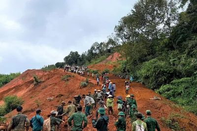 Bộ đội Biên phòng Quảng Ngãi cùng hàng trăm người dân khắc phục tuyến đường sạt lở sau mưa lớn