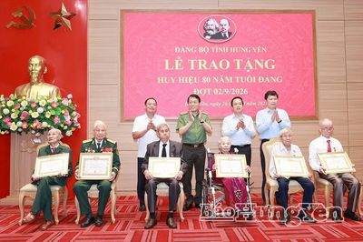 Đại tướng Lương Tam Quang trao Huy hiệu 80 năm tuổi Đảng ở Hưng Yên