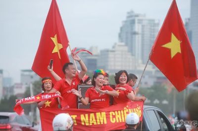 Hàng nghìn cổ động viên đổ về sân Mỹ Đình, tiếp lửa đội tuyển Việt Nam