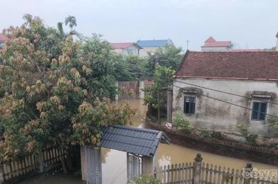 Hà Nội: Nước ngập khắp thôn, nhiều người dân không thể ra khỏi nhà để đi làm