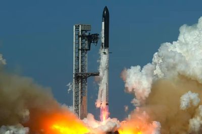 Tỷ phú Elon Musk 'chơi lớn', rót 100 tỷ USD xây siêu cảng vũ trụ chưa từng có