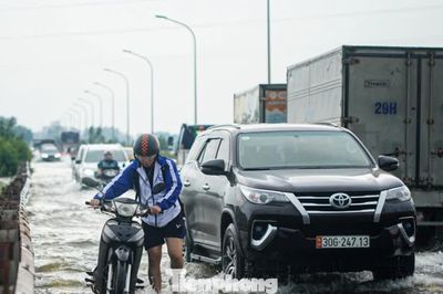 Ngoại thành Hà Nội ngập sâu sau bão số 4, nước sông dâng cao, loạt cầu dân sinh chìm trong nước