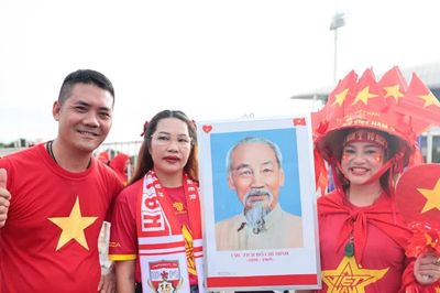 Cổ động viên dồn về sân Mỹ Đình trước đại chiến Việt Nam vs Thái Lan