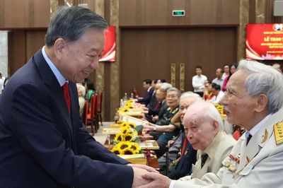Tổng Bí thư, Chủ tịch nước trao Huy hiệu Đảng tặng các đảng viên lão thành Thủ đô