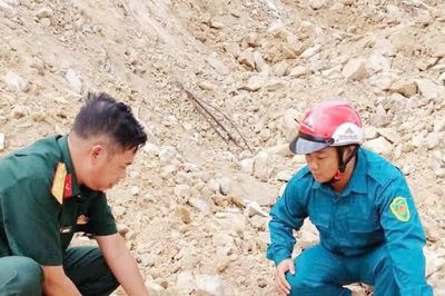 Đang thi công đường, phát hiện vật thể nghi là bom ở Đồng Nai