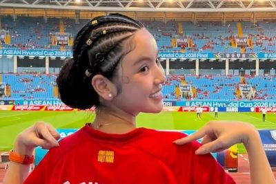 Bố mẹ, vợ con tuyển thủ Việt Nam phủ đỏ Mỹ Đình