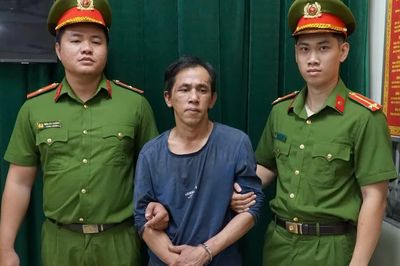 Đập tủ kính cướp vàng giữa ban ngày ở TPHCM