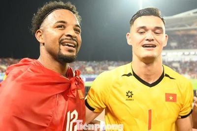 Thủ môn Patrik Lê Giang khóc giữa biển người ở Mỹ Đình