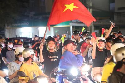 Cần Thơ rợp cờ hoa ăn mừng chiến thắng