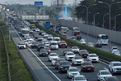 Phạt xe không giữ khoảng cách trên cao tốc: Đường ùn tắc, tài xế xử lý thế nào?