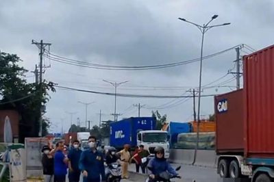 Văng qua làn ô tô, người đàn ông bị xe container cán tử vong