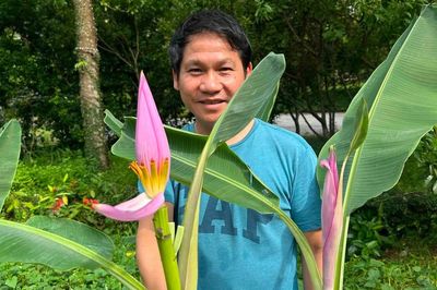 Trọng Tấn khoe hoa chuối độc lạ, vợ NSND Công Lý đăng ảnh hài hước bên chồng