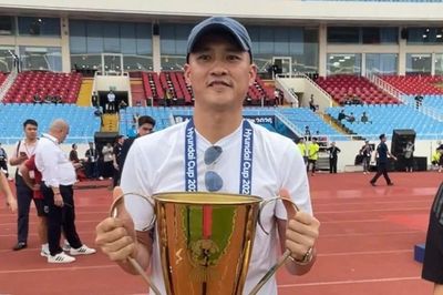 Công Vinh mang Cúp vàng ra sân trước trận Việt Nam vs Thái Lan