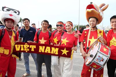 Hàng nghìn CĐV đổ về Mỹ Đình tiếp lửa tuyển Việt Nam