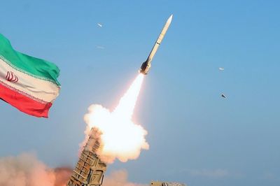 Iran tuyên bố nâng cao năng lực quân sự, treo thưởng bắt lính Mỹ