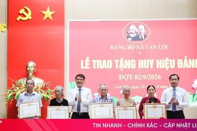 Can Lộc trao Huy hiệu Đảng và công bố quyết định sắp xếp các cơ sở giáo dục