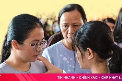 [QUIZ] Nguồn gốc nghi thức bông hồng cài áo trong lễ Vu Lan?