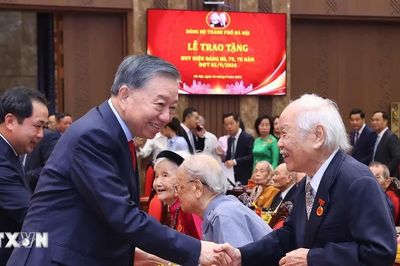 Tổng Bí thư, Chủ tịch nước dự Lễ trao tặng Huy hiệu Đảng cho đảng viên lão thành ở Hà Nội