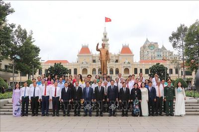 Lãnh đạo TP Hồ Chí Minh dâng hương tưởng niệm Chủ tịch Hồ Chí Minh nhân dịp Quốc khánh