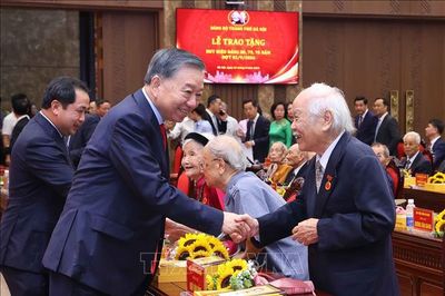 Tổng Bí thư, Chủ tịch nước Tô Lâm dự Lễ trao tặng Huy hiệu Đảng cho đảng viên lão thành ở Hà Nội
