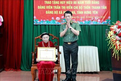 Đại tướng Lương Tam Quang trao tặng Huy hiệu cho đảng viên 80 năm tuổi Đảng