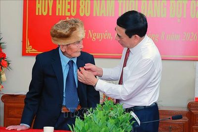 Phó Thủ tướng, Bộ trưởng Bộ Quốc phòng Phan Văn Giang trao Huy hiệu 80 năm tuổi Đảng