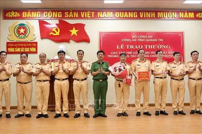 Trao thưởng đột xuất cho các tập thể có thành tích phá án ma túy