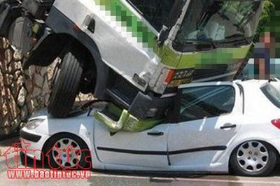 Giải cứu nhiều người trong ô tô con bị xe tải bị đè trúng