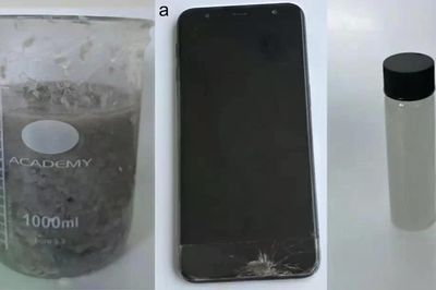 Biến rác điện tử thành graphene bằng máy xay sinh tố và giấy báo cũ