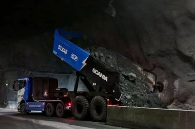 "Quái vật điện" 120 tấn bắt đầu chở quặng sâu hơn 1 km dưới lòng đất