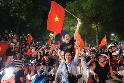 Hà Nội đêm không ngủ, rực cờ ăn mừng chức vô địch ASEAN CUP