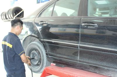 Ham rẻ thay lốp ô tô cũ, chủ xe có thể trả giá đắt