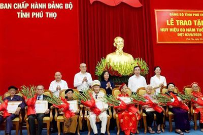 Chủ tịch UBTƯ MTTQ Việt Nam Bùi Thị Minh Hoài trao tặng Huy hiệu 80 năm tuổi Đảng tại Phú Thọ