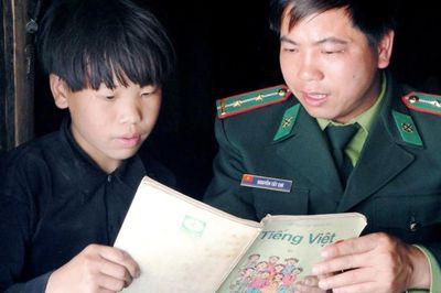 Lào Cai: Tuyên dương 'con nuôi Đồn Biên phòng' đỗ đại học
