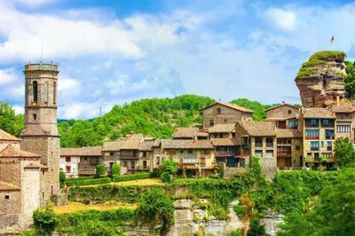 Khủng hoảng nhà ở khiến giới trẻ Tây Ban Nha phải bỏ phố về quê
