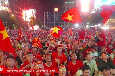 Cổ động viên TP.HCM cháy hết mình với đội tuyển Việt Nam