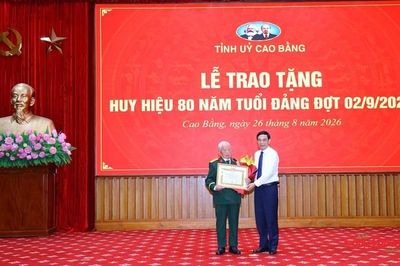 Phó Thủ tướng Phan Văn Giang trao Huy hiệu 80 năm tuổi Đảng tại Cao Bằng
