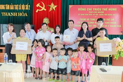 Đoàn công tác Ủy ban Văn hóa và Xã hội của Quốc hội tặng quà các đối tượng có hoàn cảnh khó khăn