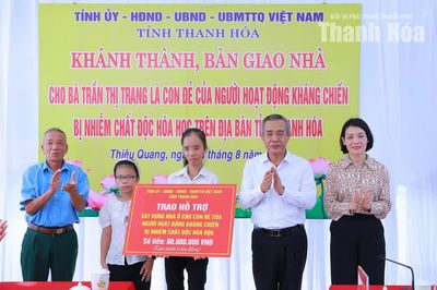 Bí thư Tỉnh ủy Lê Đức Thái trao kinh phí hỗ trợ, bàn giao nhà cho gia đình chính sách