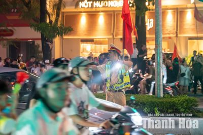Người dân Thanh Hóa đổ ra đường mừng Đội tuyển Việt Nam vô địch ASEAN Cup