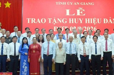 5.107 đảng viên An Giang nhận Huy hiệu Đảng dịp 2-9