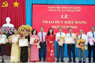 Thoại Sơn trao tặng, truy tặng Huy hiệu Đảng cho 92 đảng viên