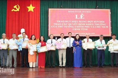 An Châu trao Huy hiệu Đảng cho 74 đảng viên