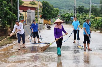 Bắc Ninh: Khẩn trương thu gom rác thải, vệ sinh môi trường sau mưa lũ