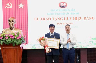 Đà Nẵng trao Huy hiệu Đảng đợt 2/9