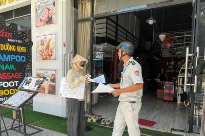 Phường An Hải ra quân xử lý biển hiệu, bảng quảng cáo sử dụng tiếng nước ngoài không đúng quy định