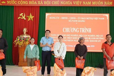 Nam Giang trao 250 suất quà cho các hộ khó khăn nhân dịp Quốc khánh 2/9